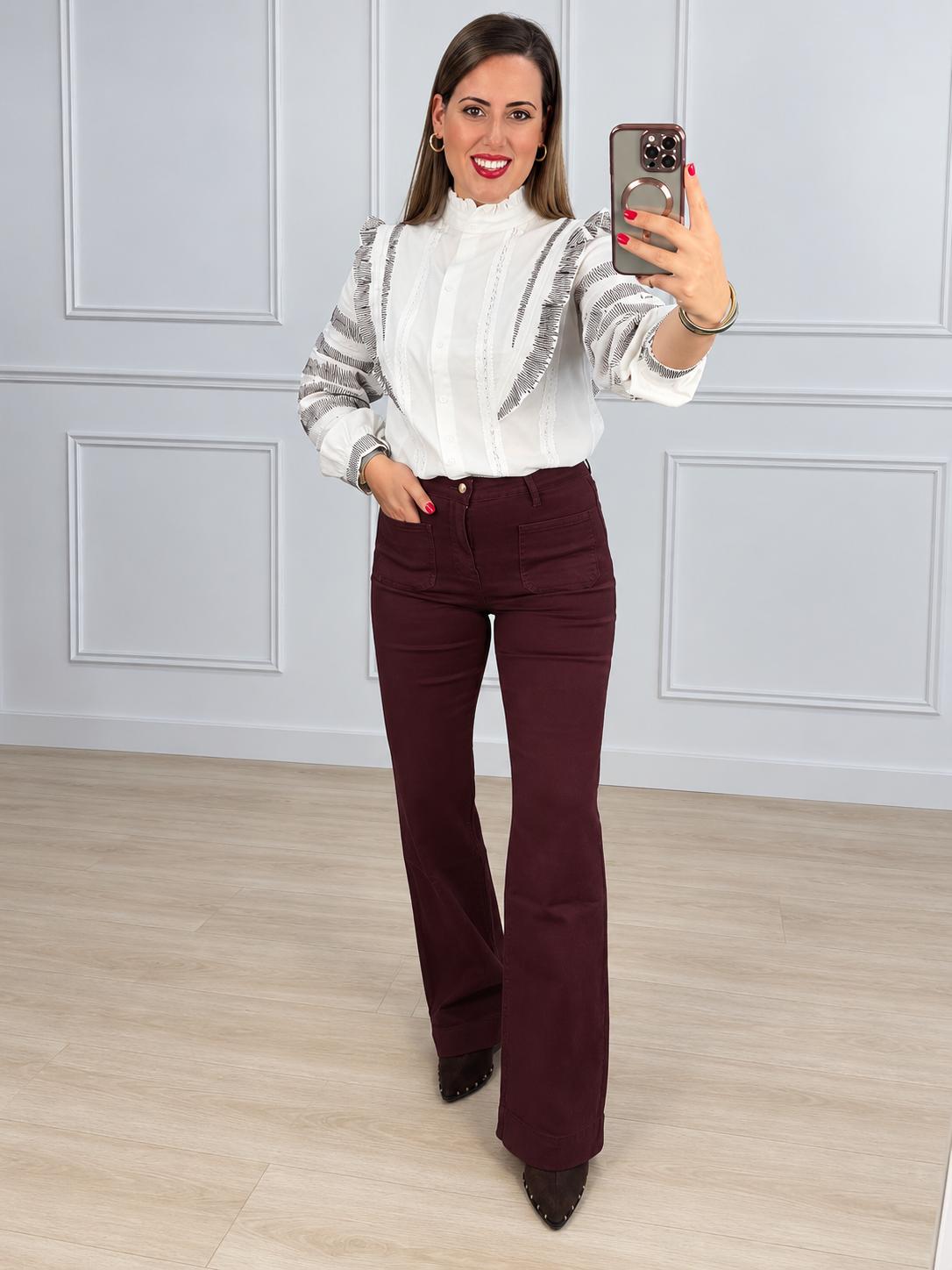 Pantalón elástico de color vino con bolsillos plastón y tiro alto