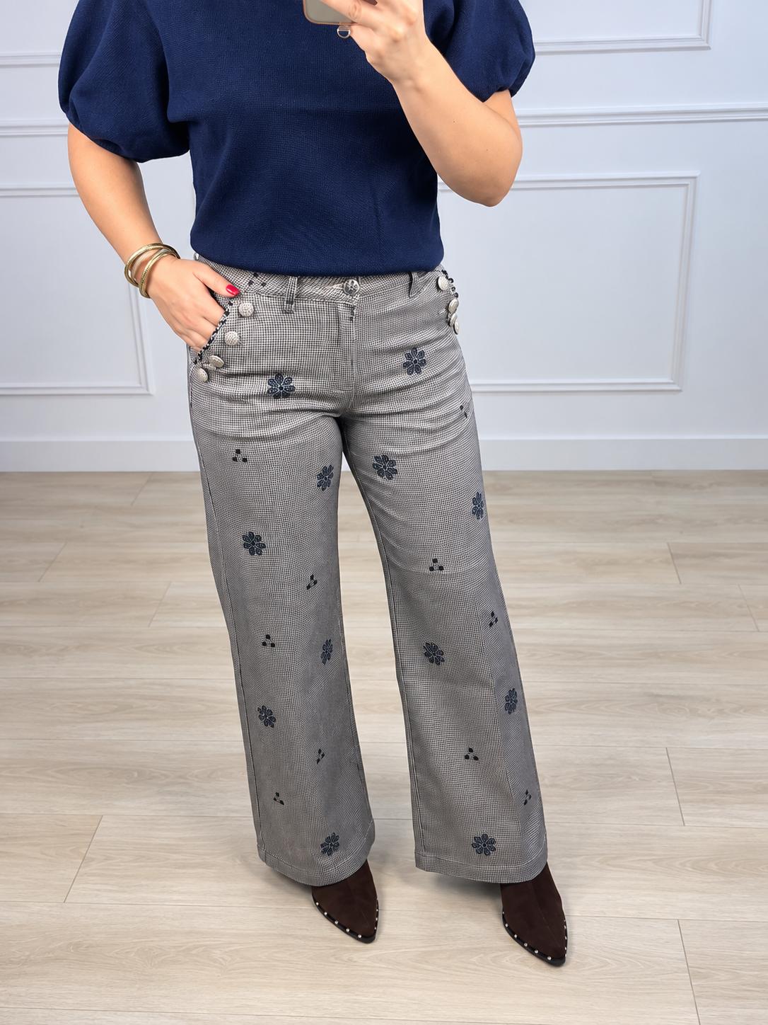 Pantalón gris con cuadro y bordados en azul marino