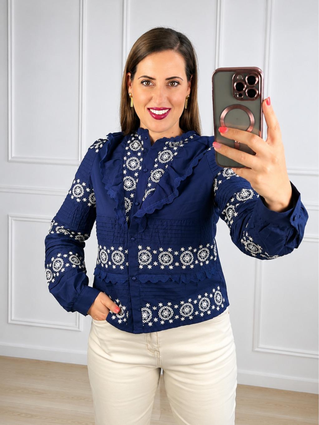 Blusa bordada con volante