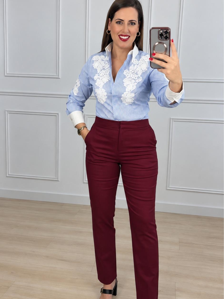 Camisa entallada de rayas azul y blanco con bordado de flores