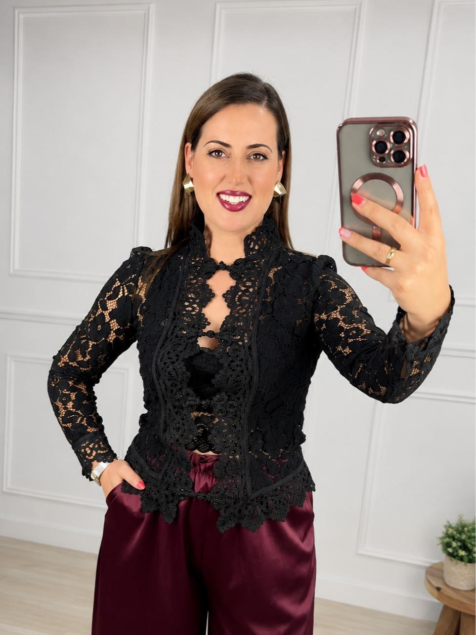 Camisa encaje y botón asiático