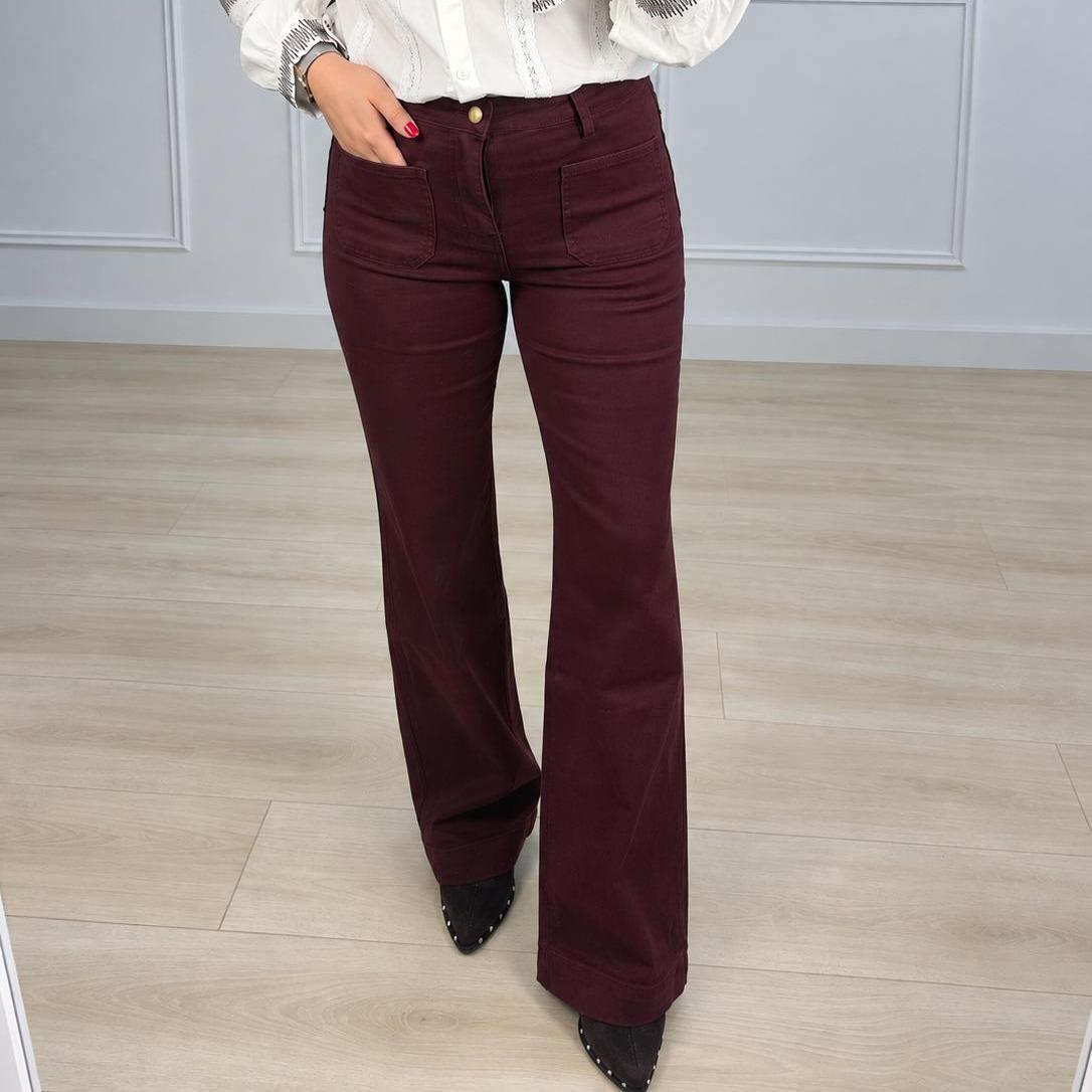 Pantalón elástico de color vino con bolsillos plastón y tiro alto