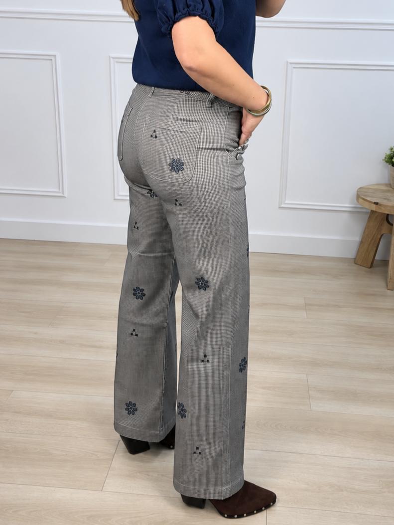 Pantalón gris con cuadro y bordados en azul marino