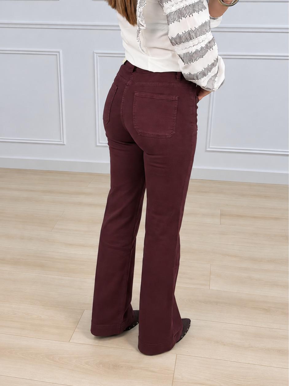 Pantalón elástico de color vino con bolsillos plastón y tiro alto