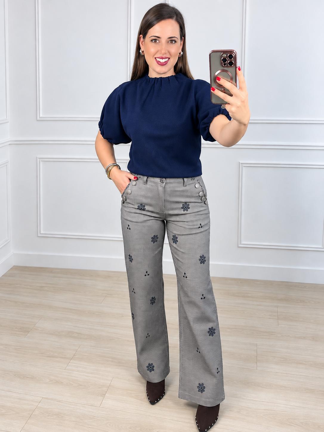 Pantalón gris con cuadro y bordados en azul marino