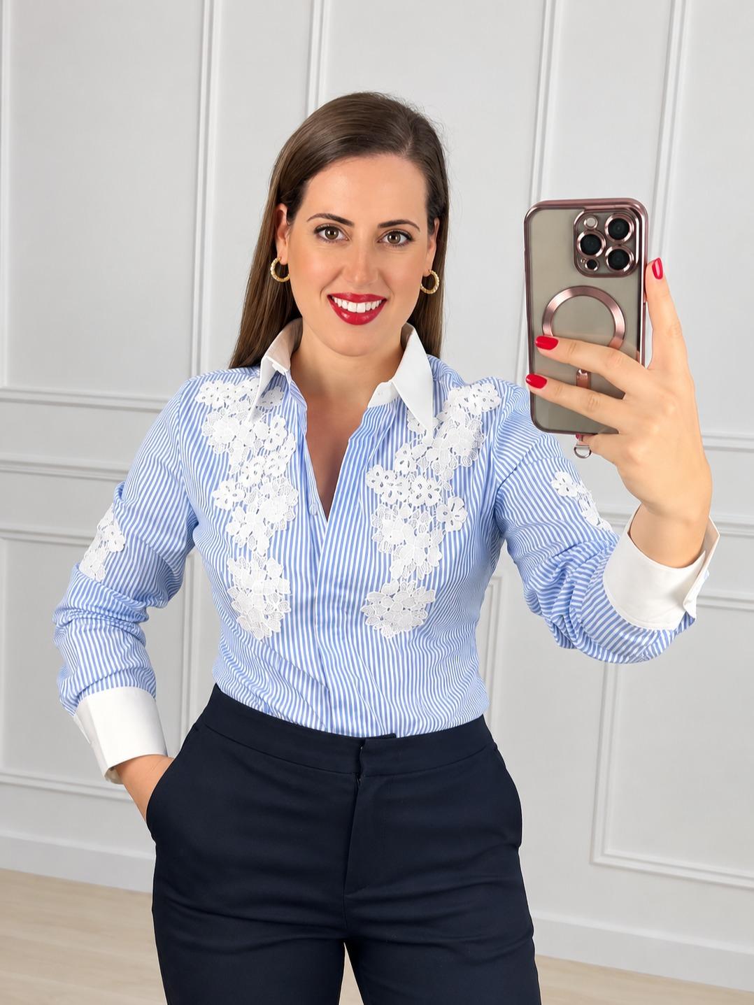 Camisa entallada de rayas azul y blanco con bordado de flores