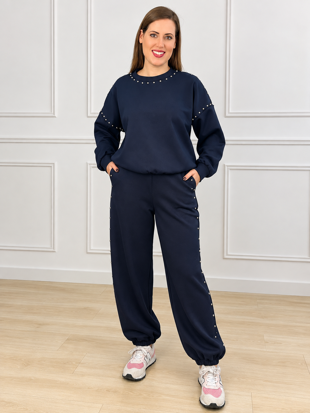 Conjunto azul marino con tachuelas