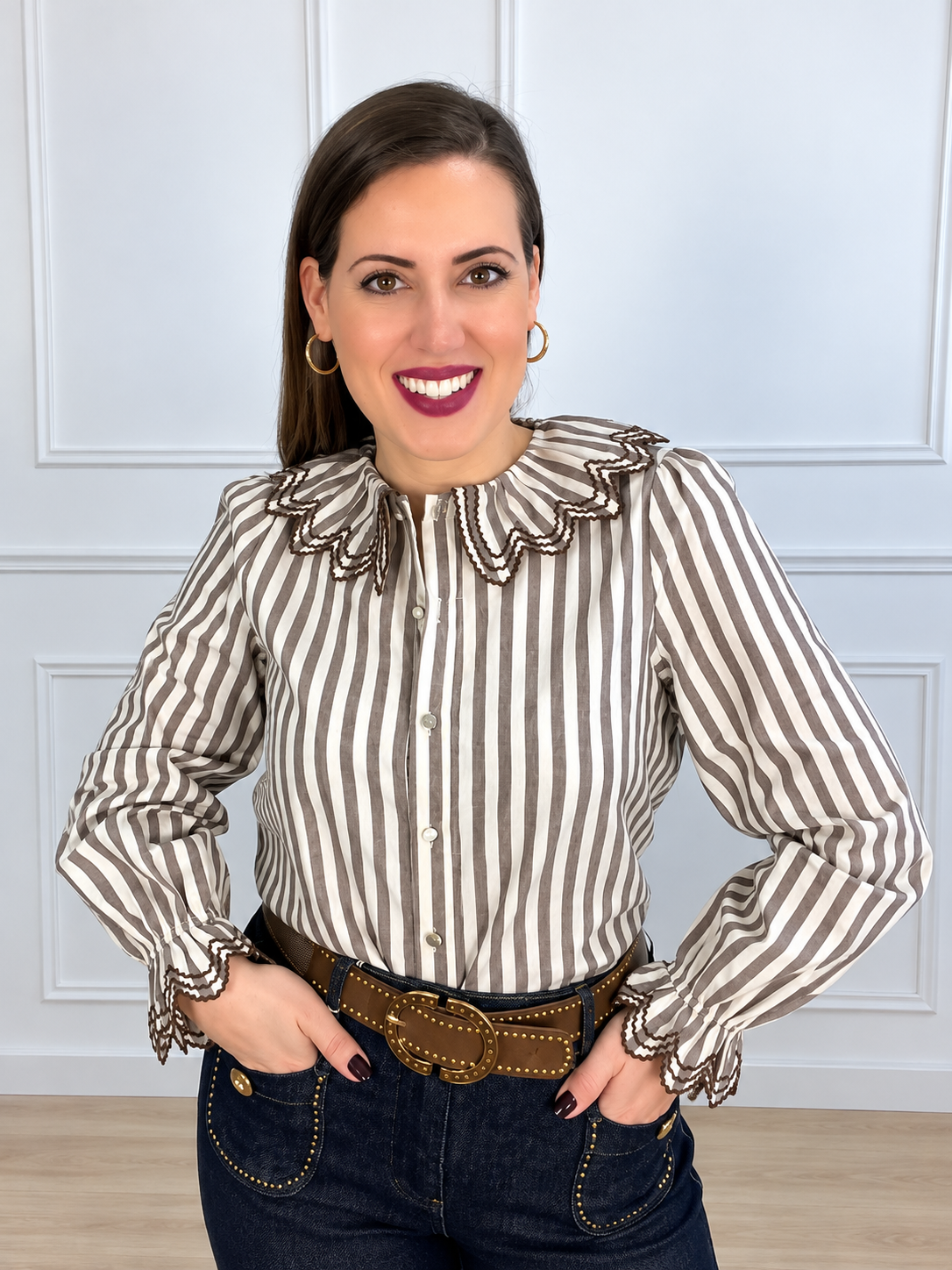 Camisa rayas con cuello y puños bordados en chocolate