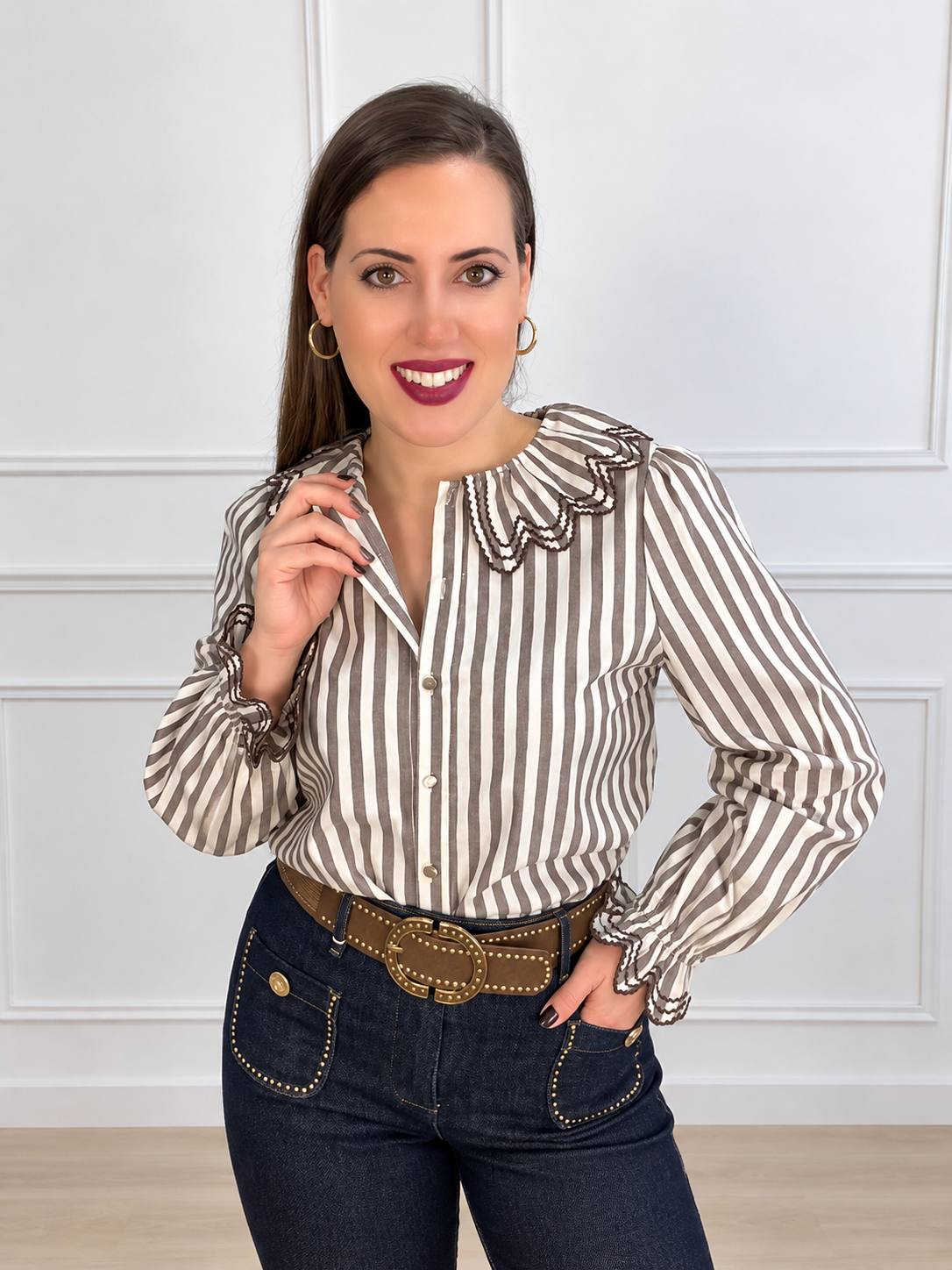 Camisa rayas con cuello y puños bordados en chocolate
