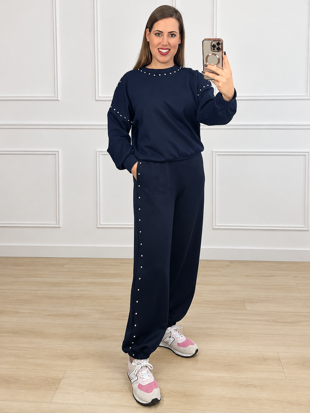 Conjunto azul marino con tachuelas