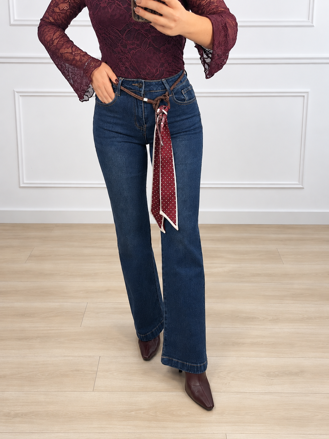 Pantalón vaquero Lola con cinturón y pañuelo