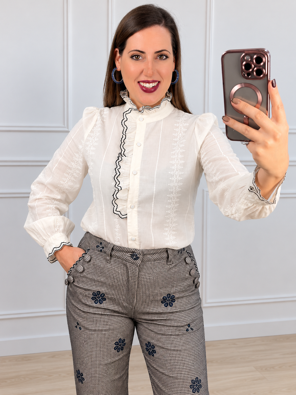 Camisa Josefina beige bordada en azul marino
