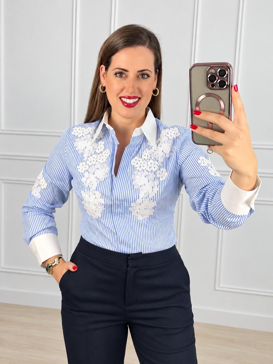 Camisa entallada de rayas azul y blanco con bordado de flores
