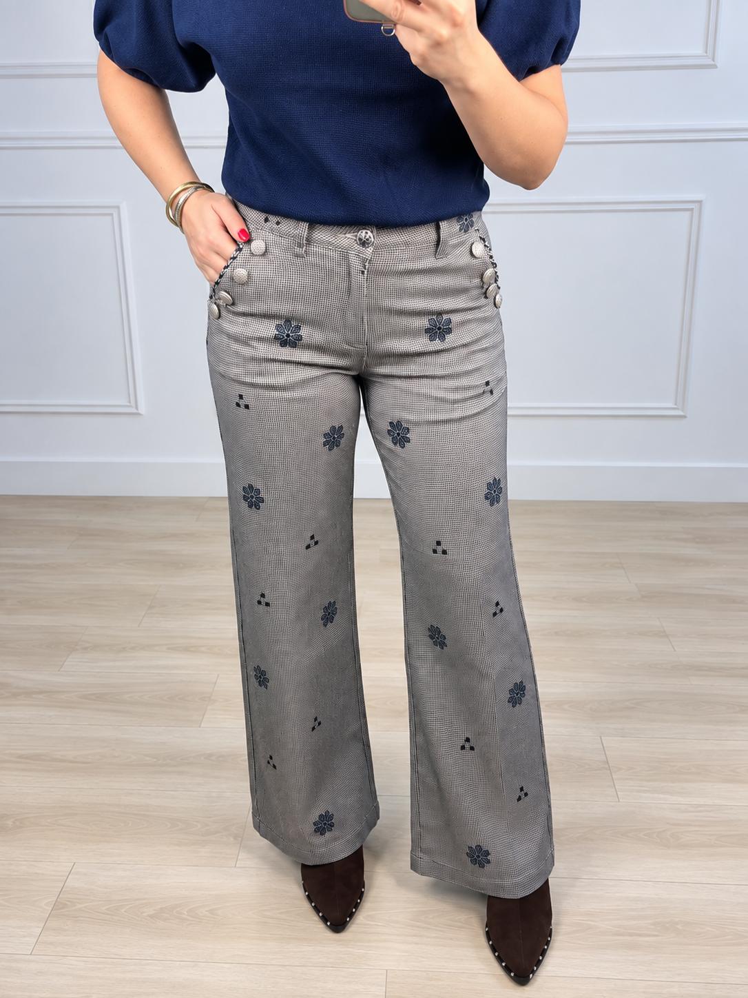Pantalón gris con cuadro y bordados en azul marino