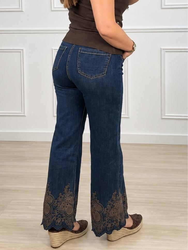 Pantalón vaquero bordado en chocolate