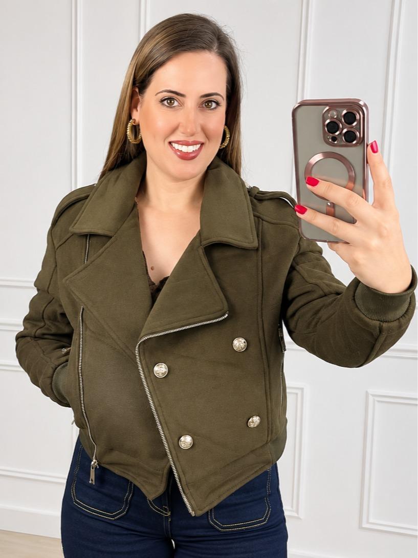 Bomber con cremallera cruzada y estilo militar en color Kaki