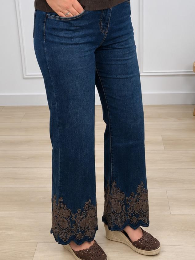 Pantalón vaquero bordado en chocolate